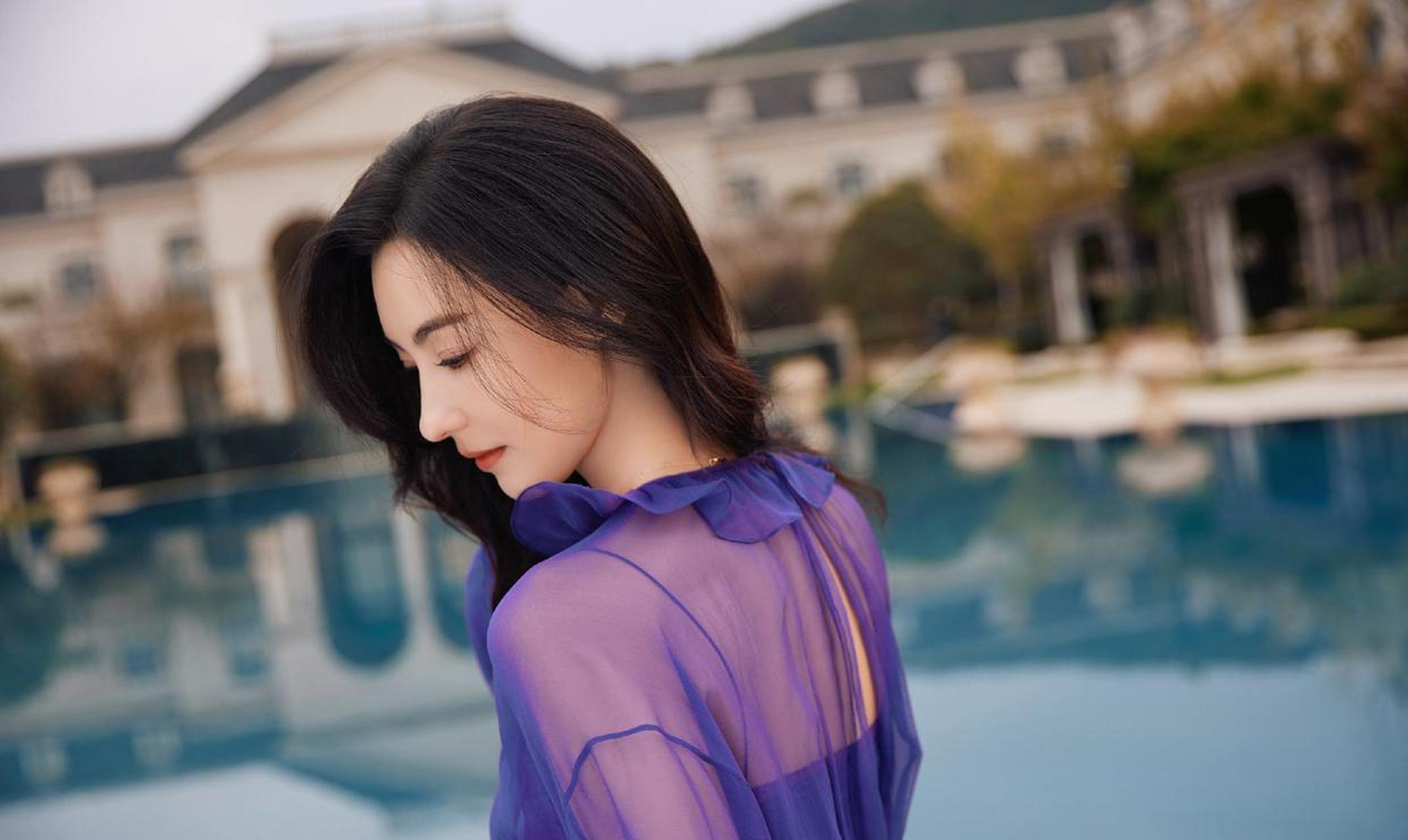 张柏芝紫色长裙随拍,给人高贵优雅的感觉,波浪长发增添了一种妩媚