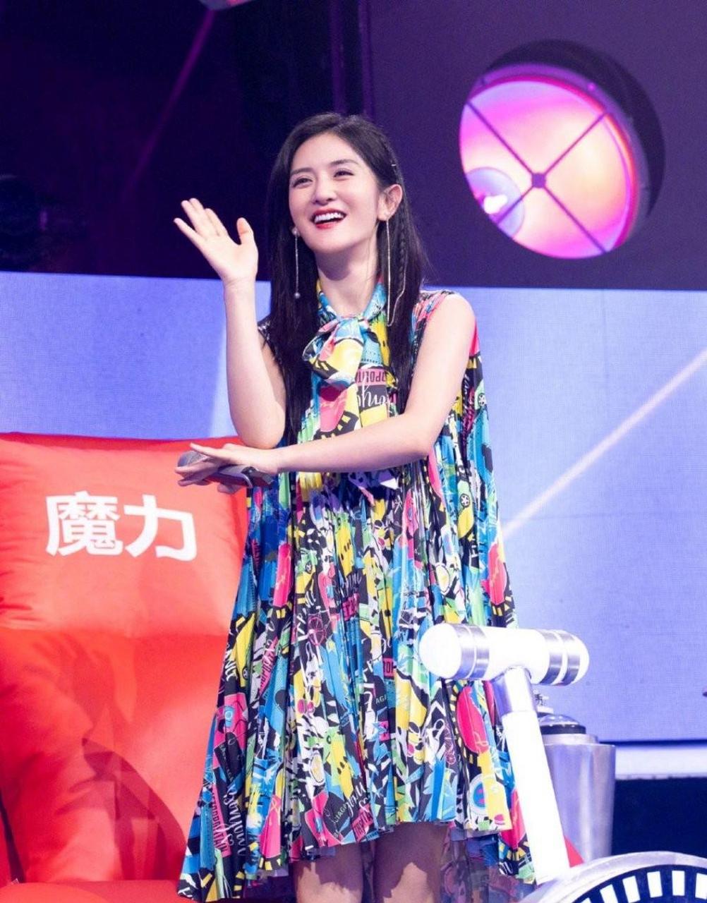 谢娜39岁还那么钟爱花裙子,穿无袖花裙子清新减龄,秒变萌妹子