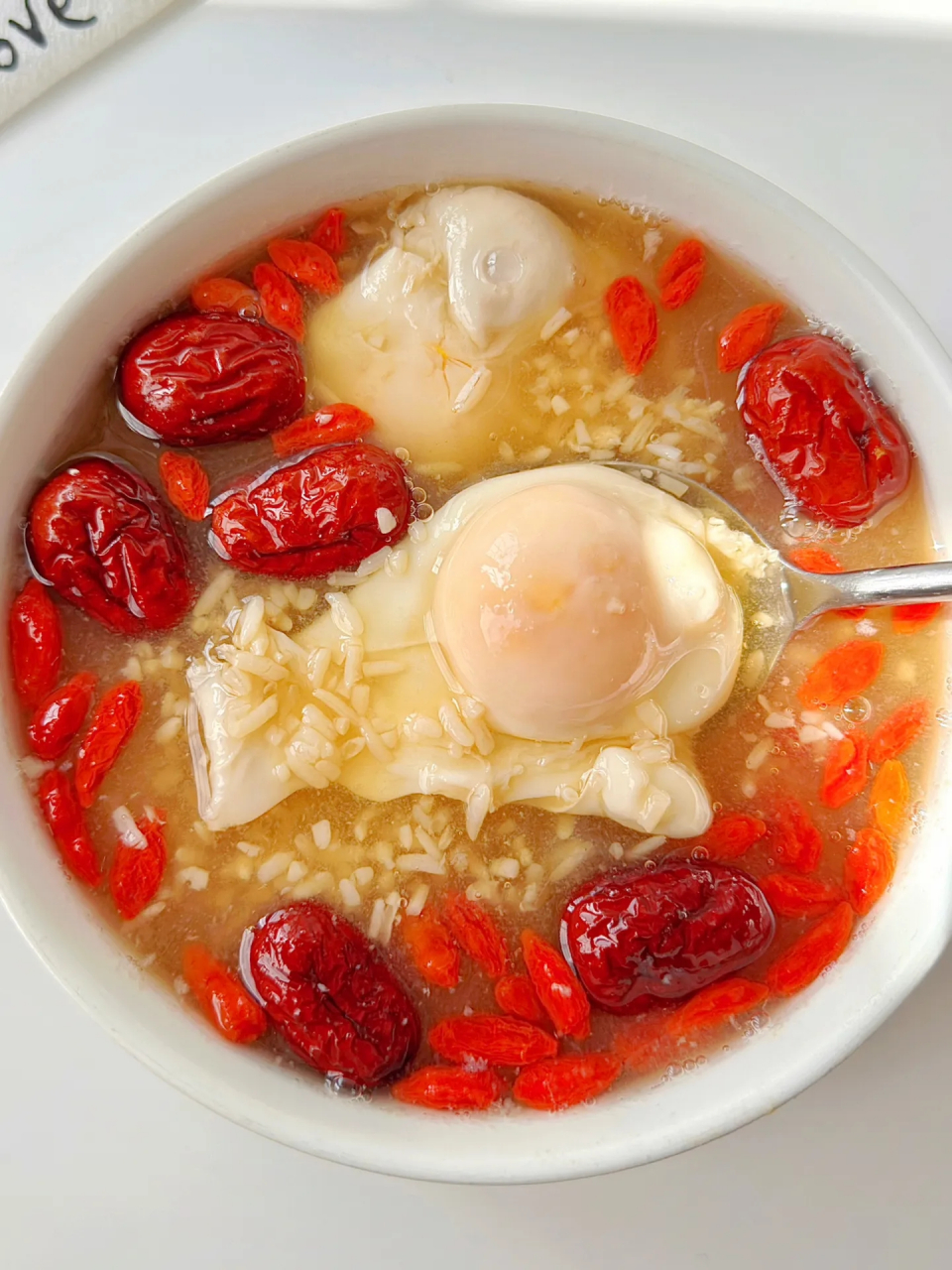 食材:红枣,枸杞,酒酿,鸡蛋,红糖  做法:红糖,红枣加水煮开;打入两