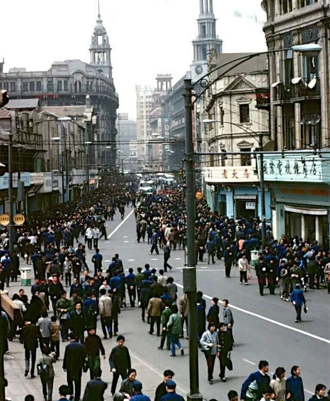 领动计划# 【故乡记忆】七十年代末的上海南京路,人们虽然穿着老壬