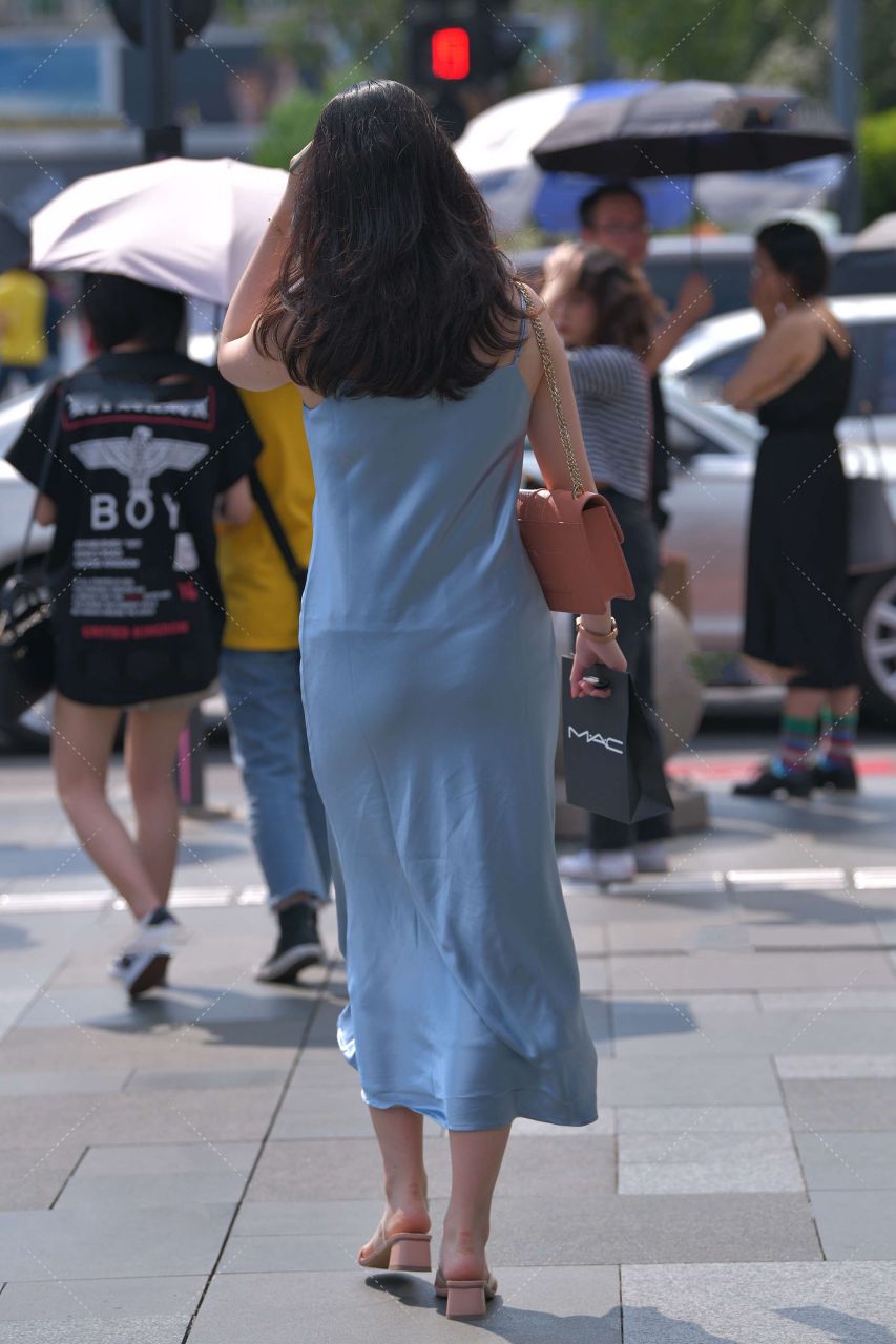 小姐姐穿蓝色真丝吊带裙配高跟鞋,洋气十足,很精致秀气的感觉 .