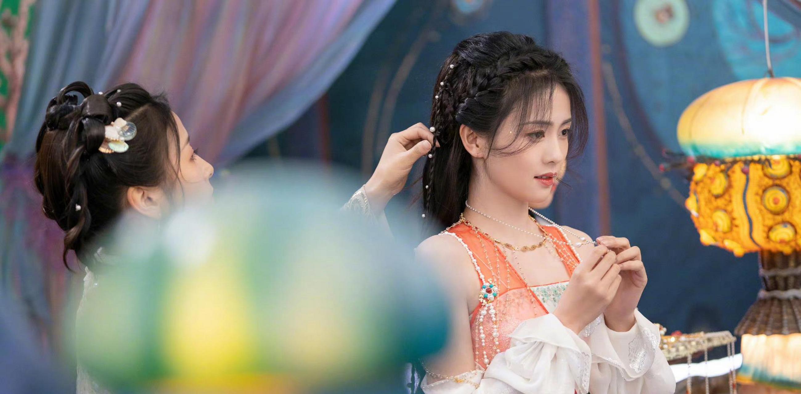 昕鲜事##白鹿晒桑酒自拍#经典唯美的古风造型,可爱灵动活泼少女,期待