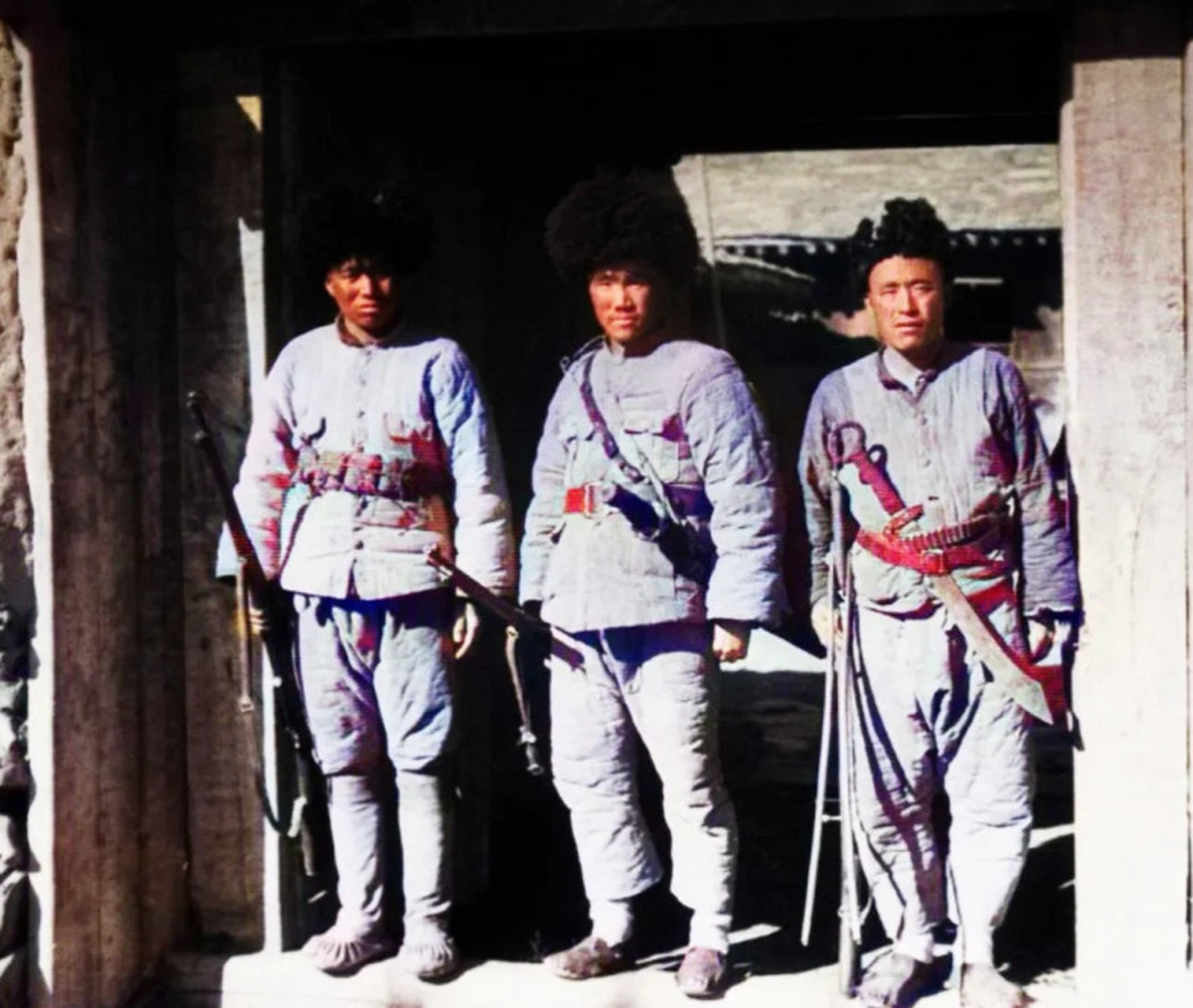 1934年,西北"马家军"罕见的老照片,照片中正襟危坐者到底是何人?