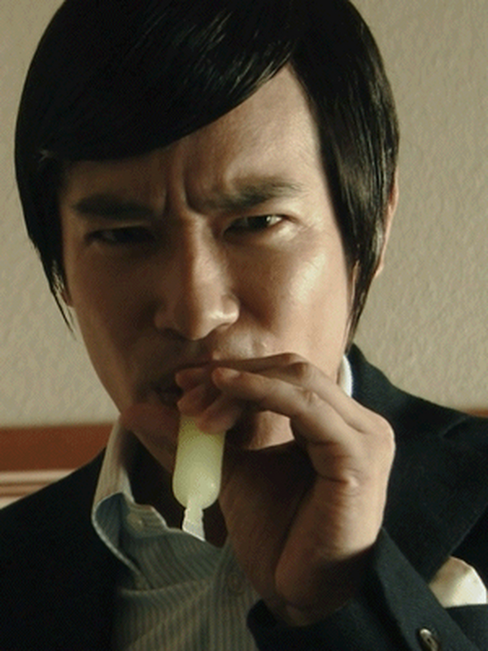 堺雅人出生于日本神户市,肄业于早稻田大学中国文学专业,日本男演员.