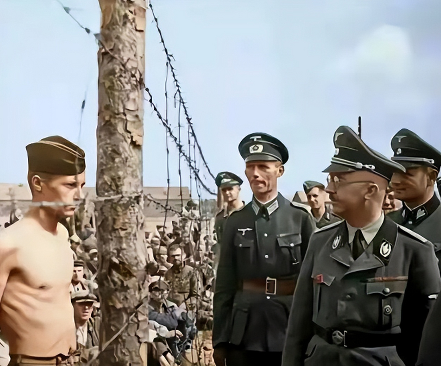 1941年,希姆莱检查一个集中营时,一个年轻的士兵突然站了起来,只见他