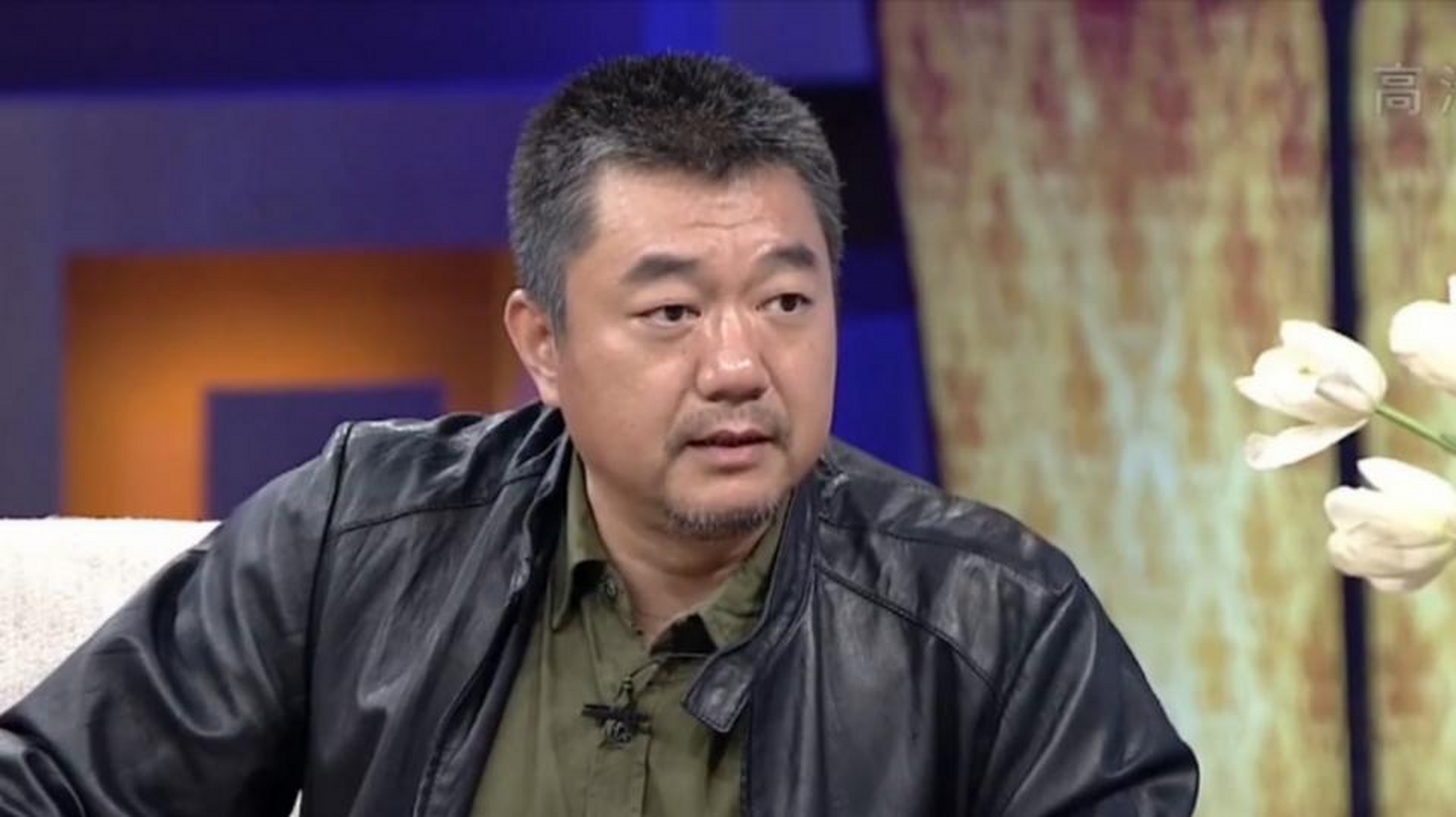 然而,就在这时,几个大汉突然从巷子里冲出来,对