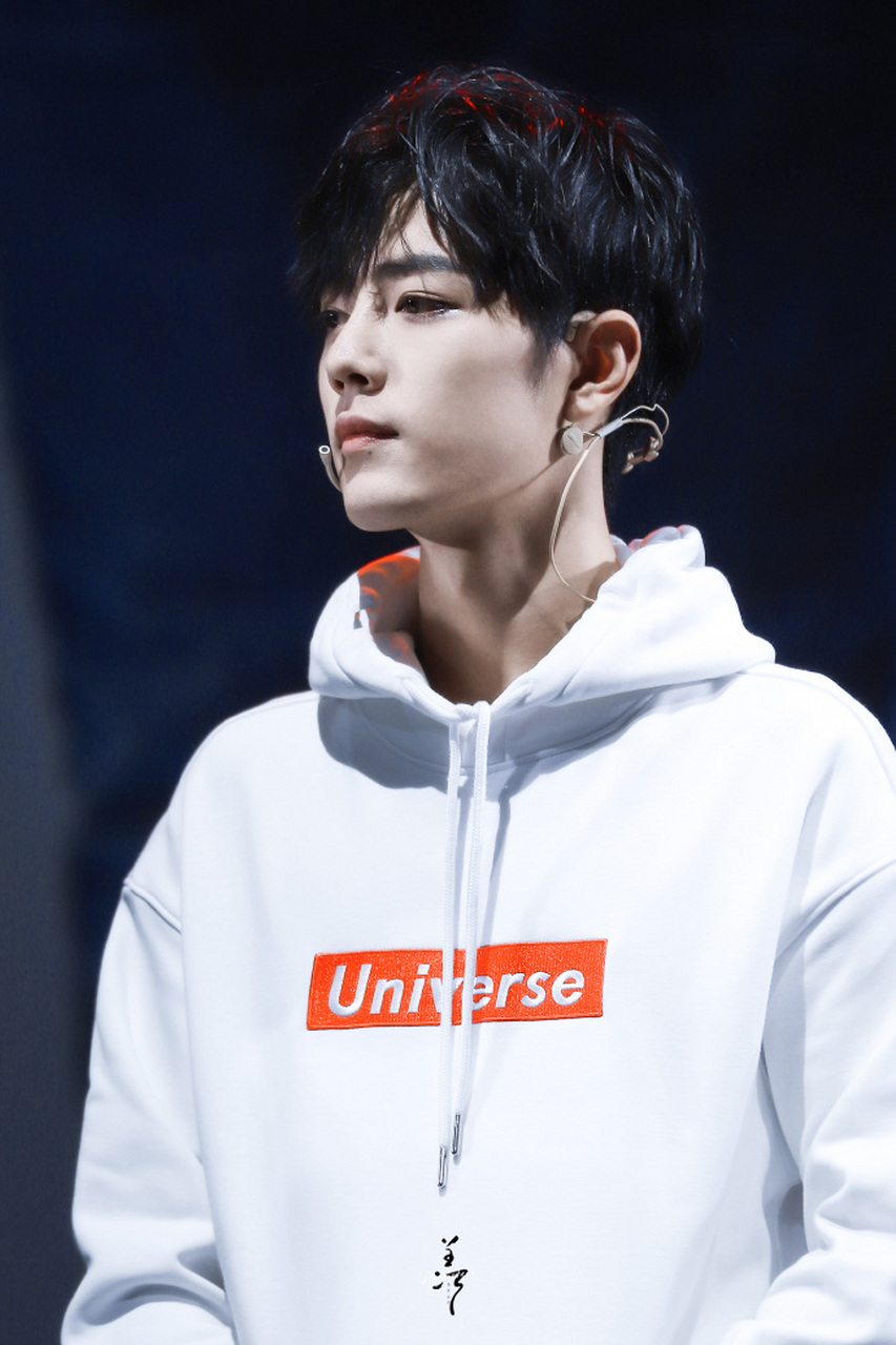 肖战时尚穿搭# #涓流计划# 肖战穿搭白色的卫衣,阳光活力