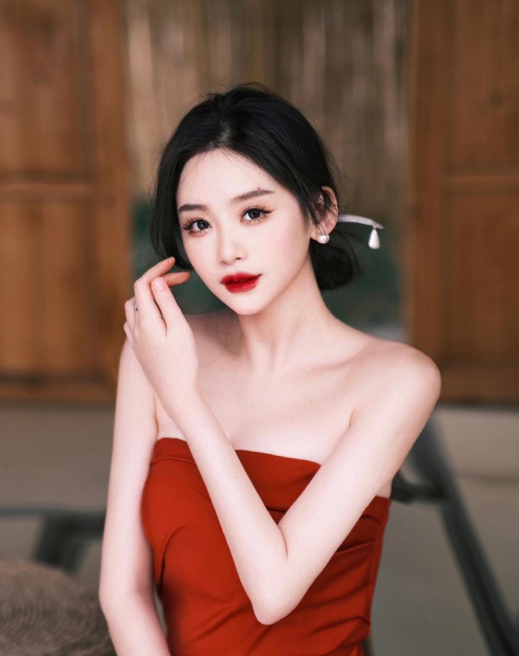 轻熟风美女,冷艳复古造型朱砂红唇妆