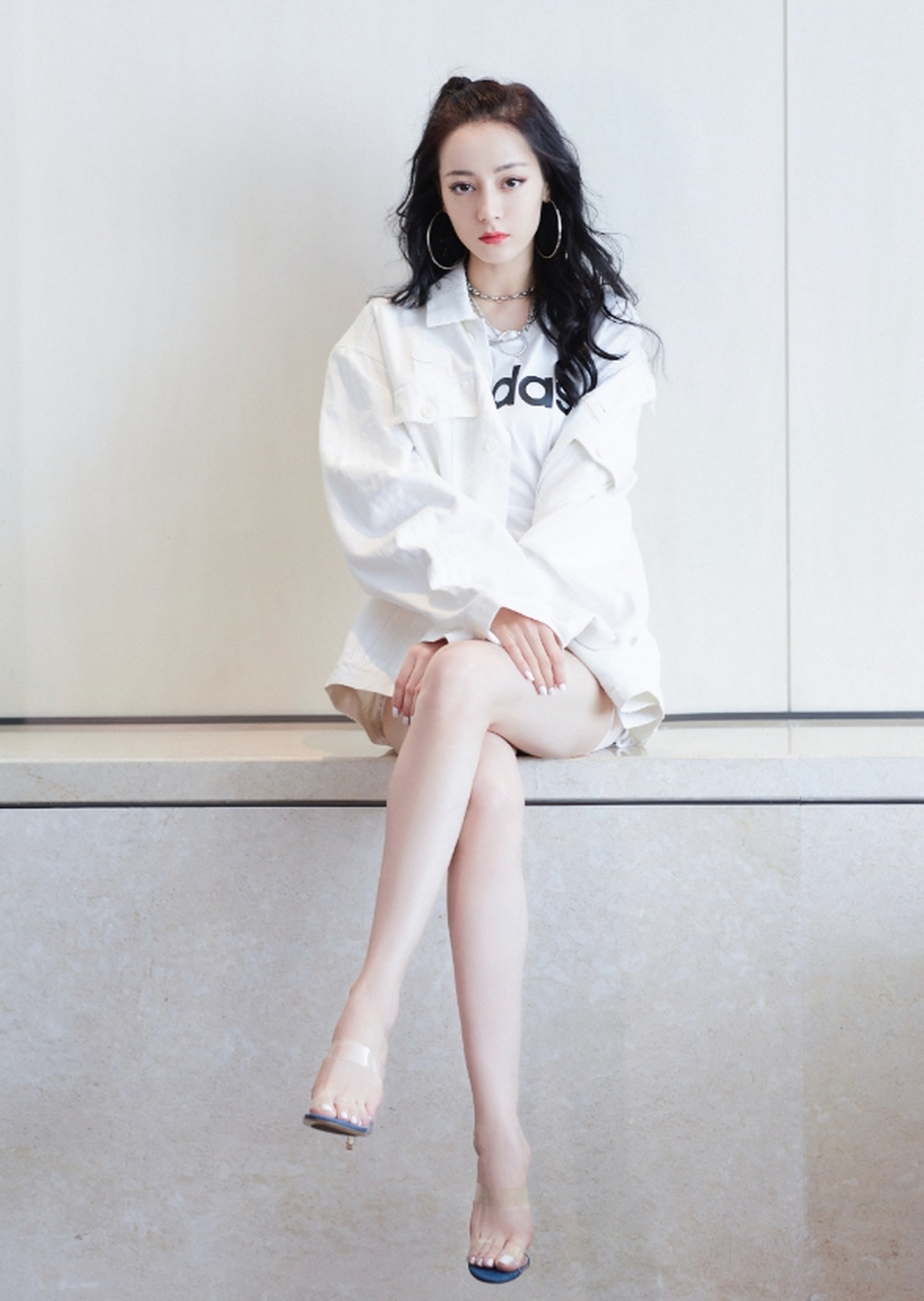 袅袅娉娉,性感撩人的"腿神"#迪丽热巴# 白皙水嫩的大长腿,纤瘦苗条的