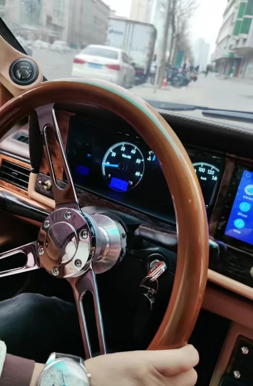 网友:单手握方向盘,猜猜这是什么车?