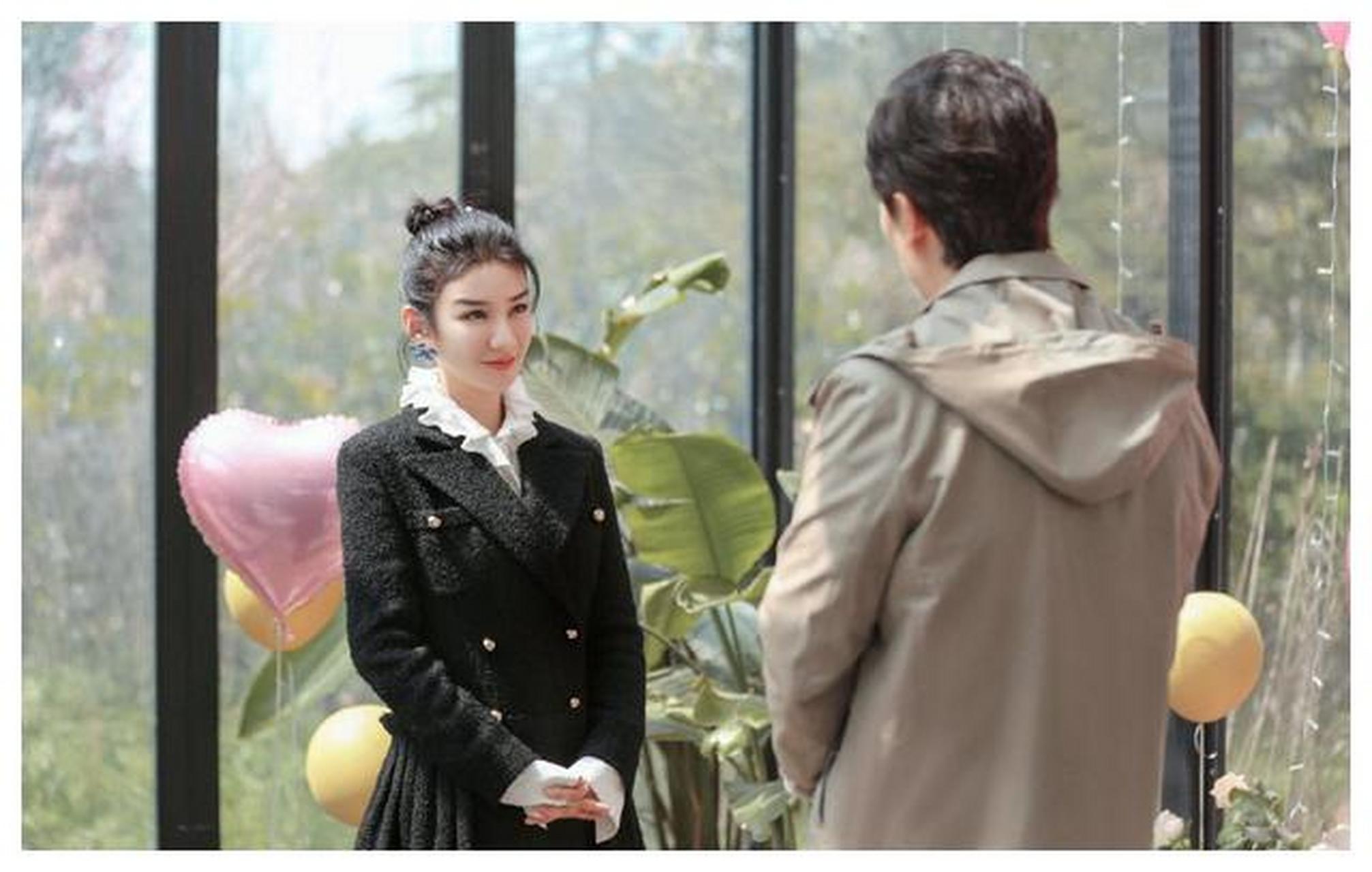 黄奕崔伟牵手成功,穿西装裙配过膝长靴"扮嫩",43岁美回李玉湖