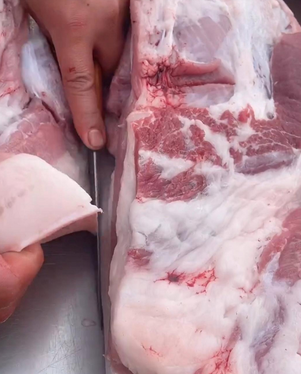 卷猪肉真肥一看就不好吃,这就是人们说的注水猪吧!
