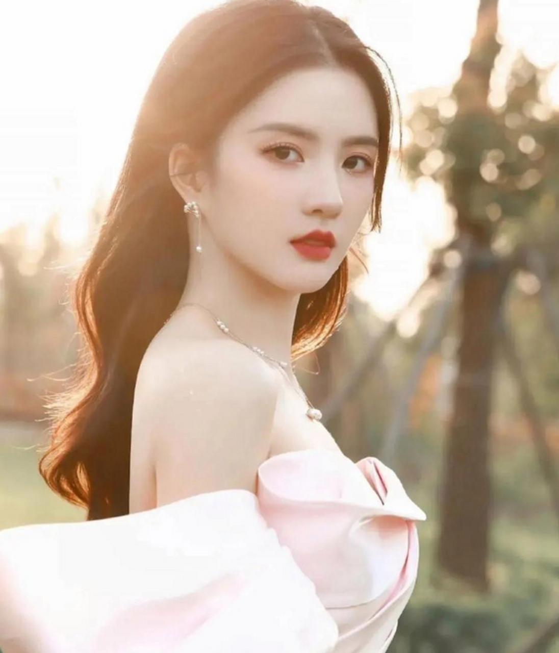 刘些宁一袭粉色抹胸裙,娇艳妩媚,简直美得不可方物!