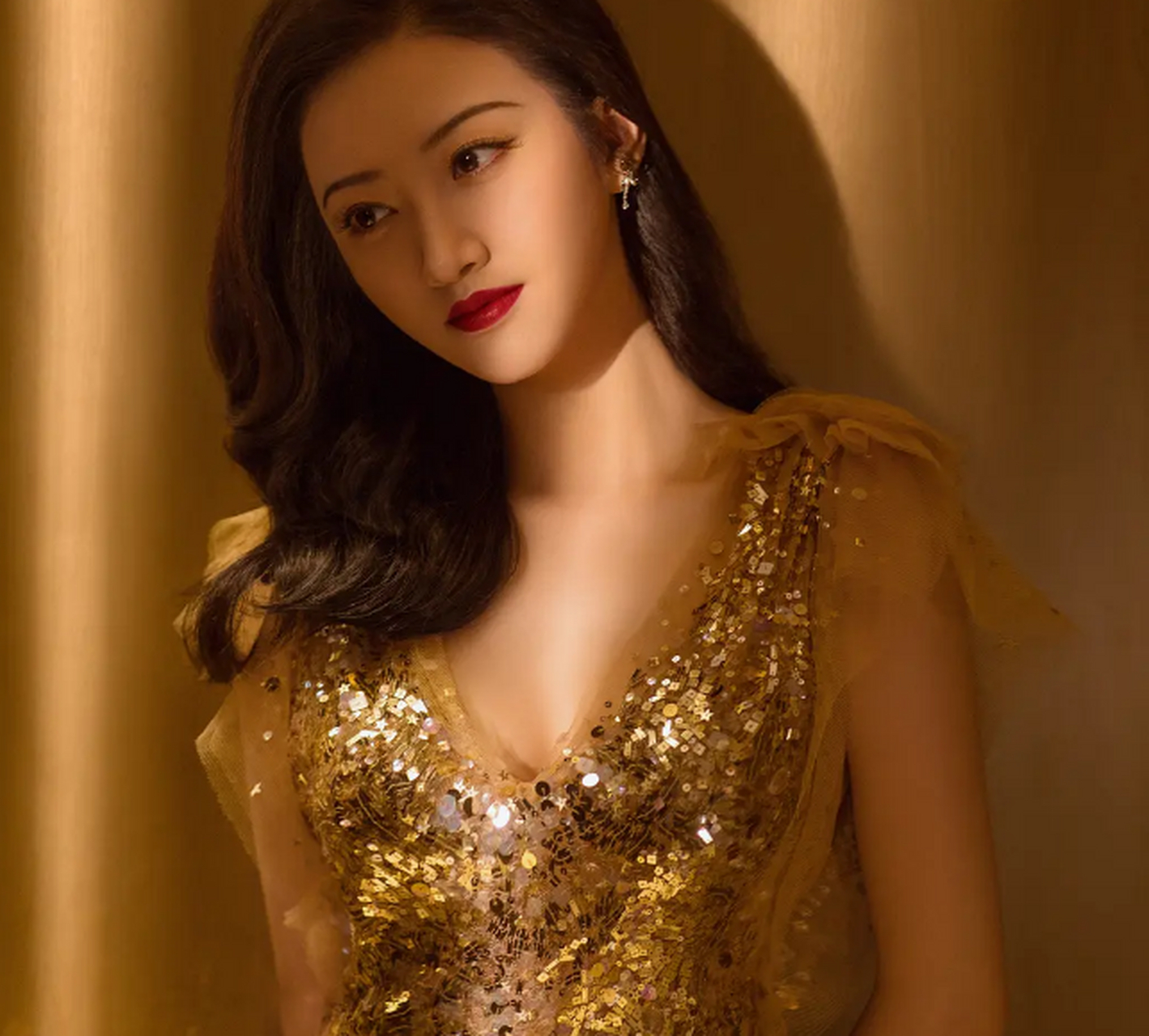 嗜赌如命,向多人借下巨额烂账,用前女友景甜的私密照,作为赌注抵押