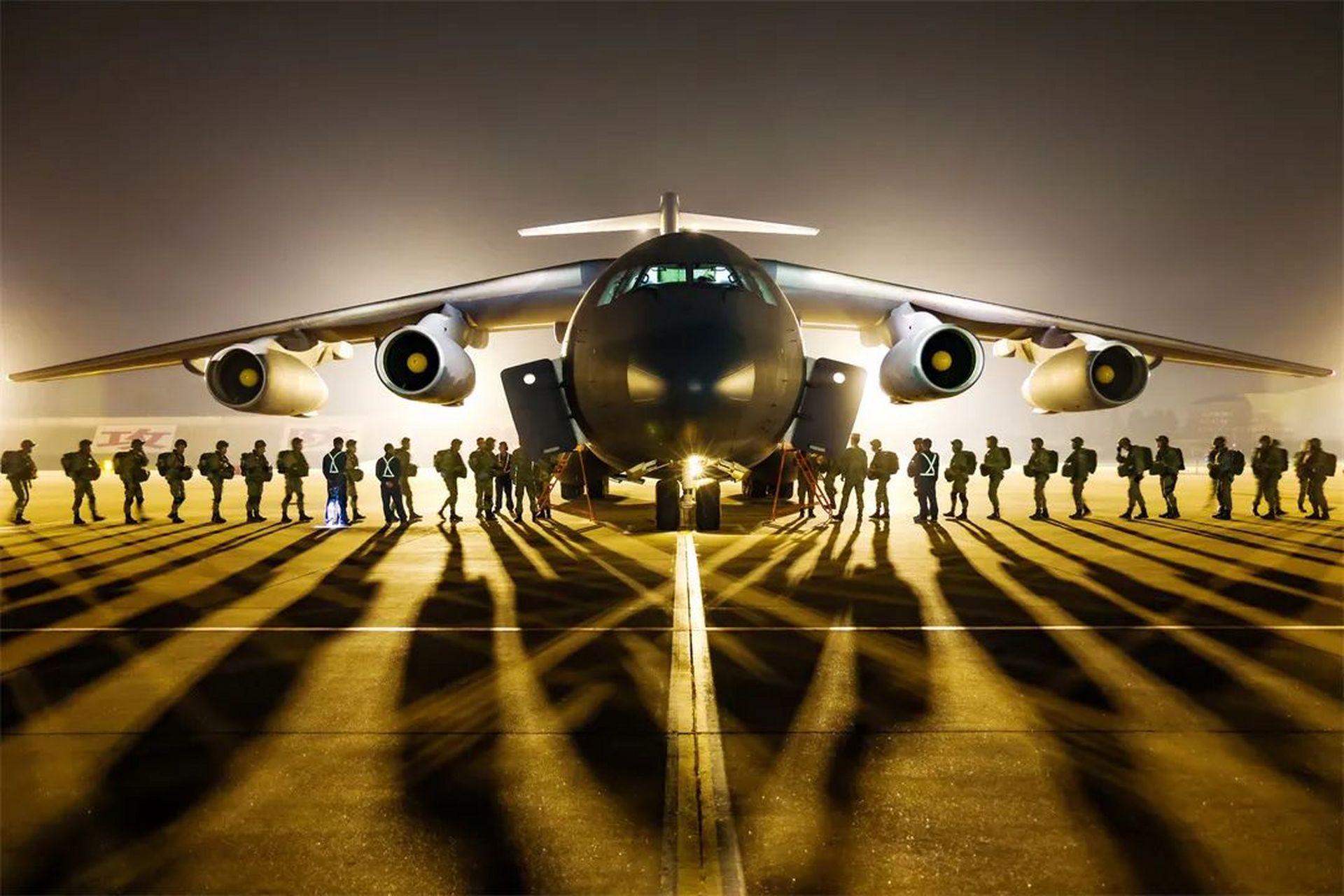 跳伞员有序登机】  图为空军空降兵某旅组织开展跨昼夜集群伞降战斗