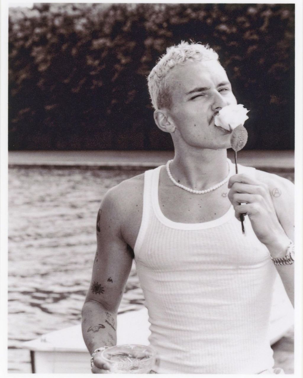 aron piper 上个月在jacquemus 大秀摄影师拍摄的三张写真