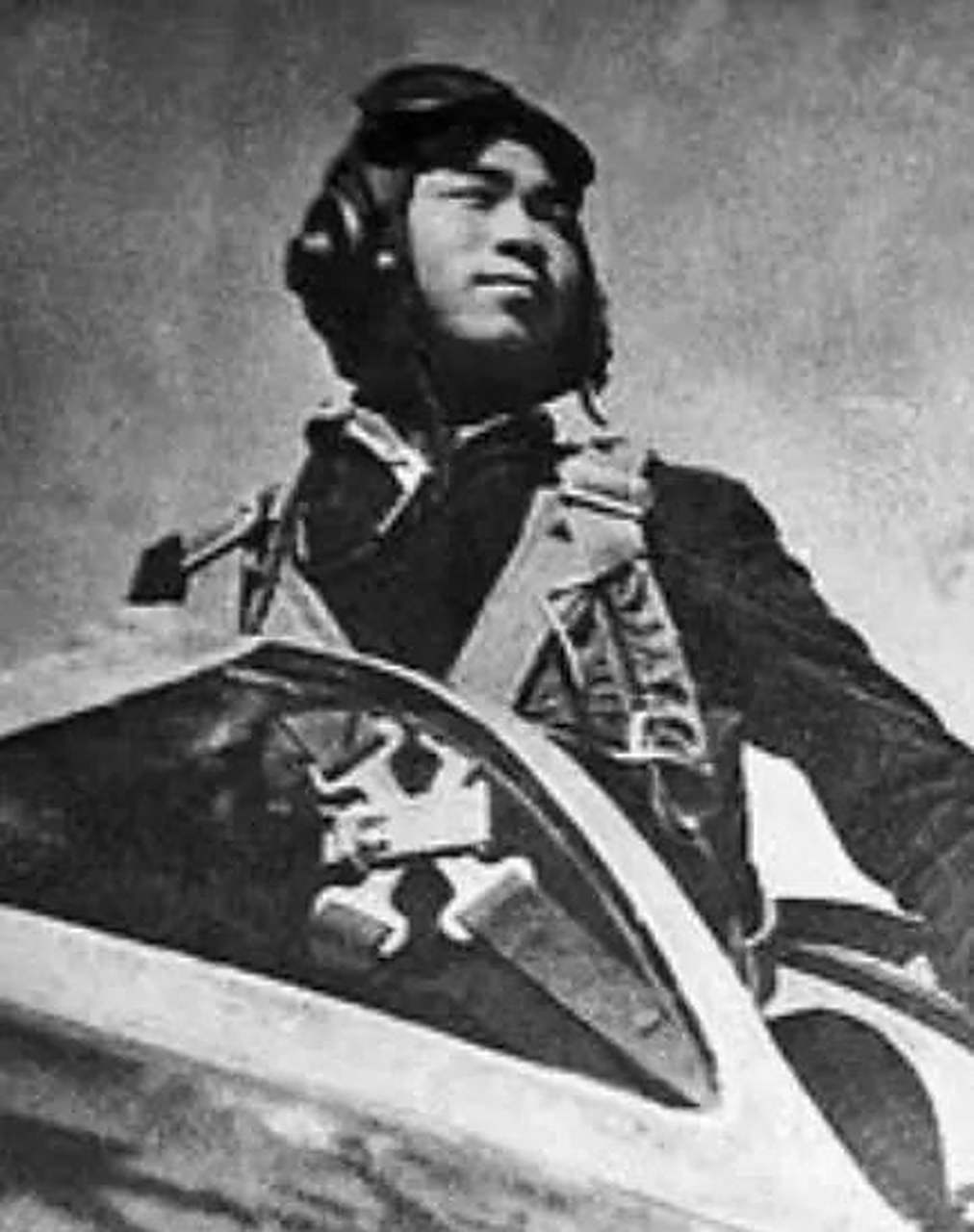 朝鲜战争中,韩德彩见队友被敌机攻击,抬起机头便向敌机开炮.