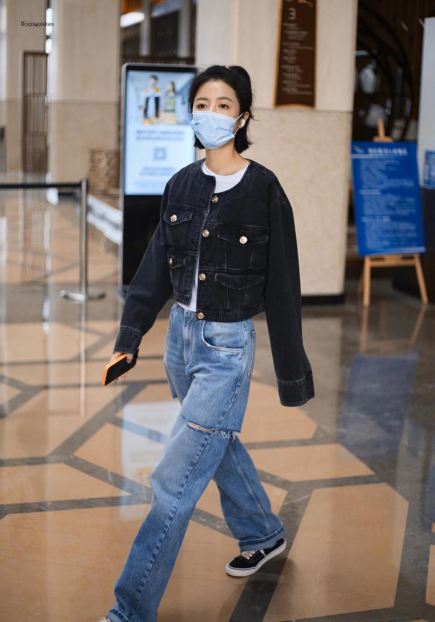 周雨彤上班私服穿搭 黑色牛仔短款夹克外套内搭白色t恤,蓝色割裂设计