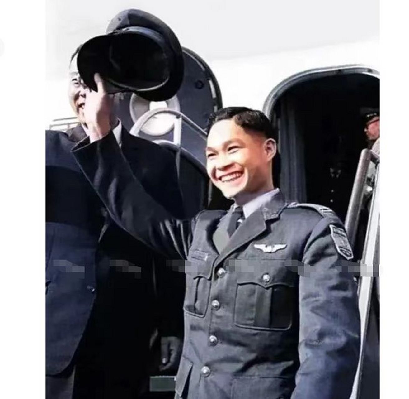 这是1962年,飞行员刘承司开飞机叛逃台北,落地后接受政要接见的照片.