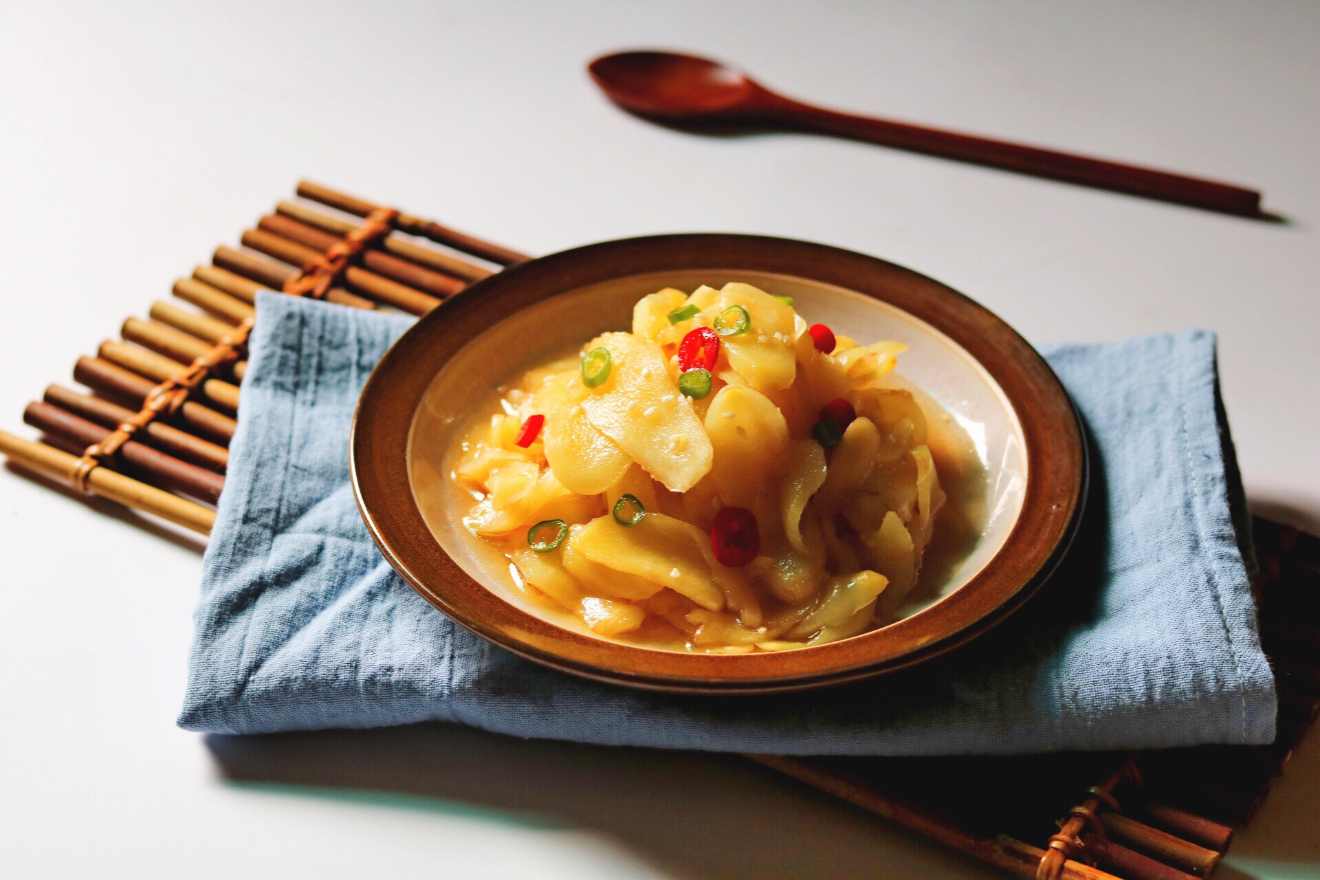 腌拌仔姜 俗话说"冬吃萝卜夏吃姜",腌拌一道仔姜来单挑夏天,再好不过