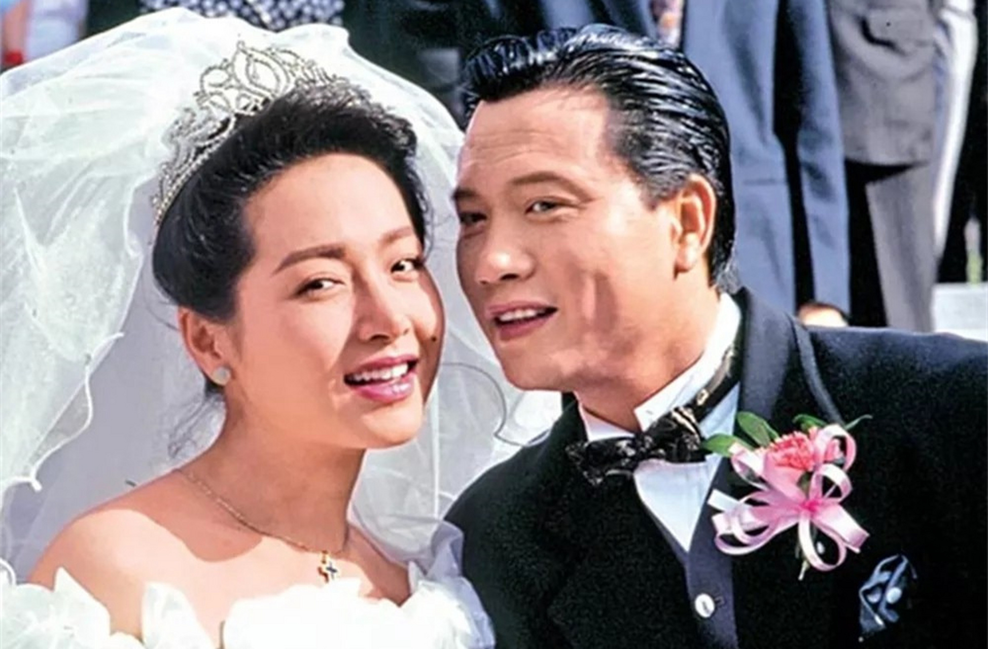 1992年,万梓良和恬妞大婚,堪称香港娱乐圈里最盛大的一次婚礼.