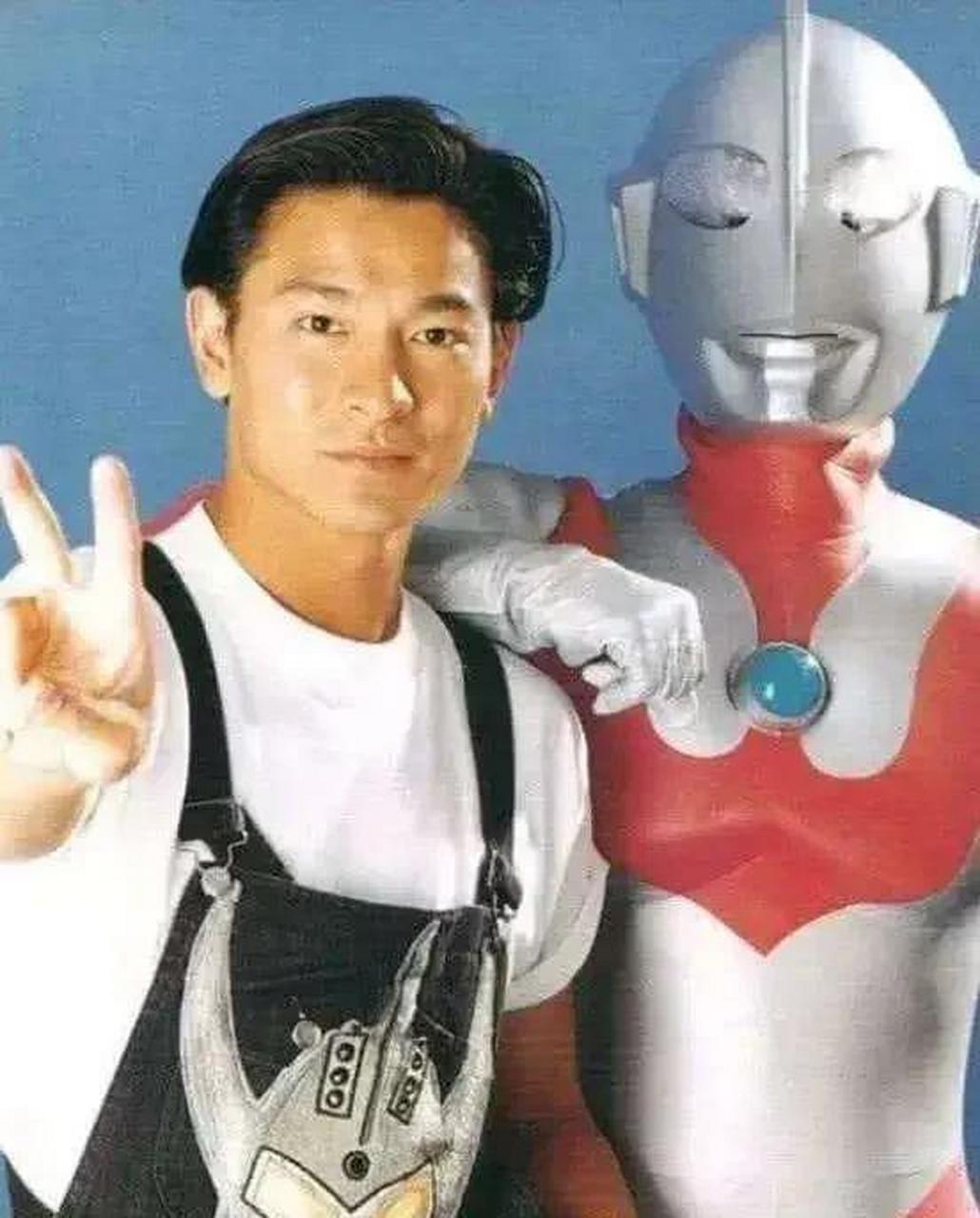 明星跟奥特曼合影 星爷最开心.