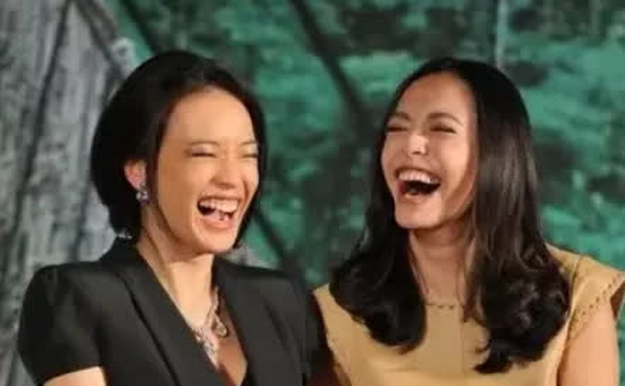 这张舒淇和姚晨同框大笑的照片被形容为"双魔食人花"……[啊][啊]