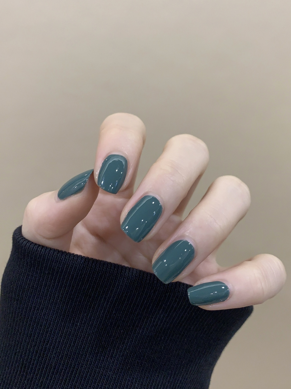 清冷感复古又显白的孔雀绿美甲 灰调些的绿色系,复古的颜色 #墨绿美甲