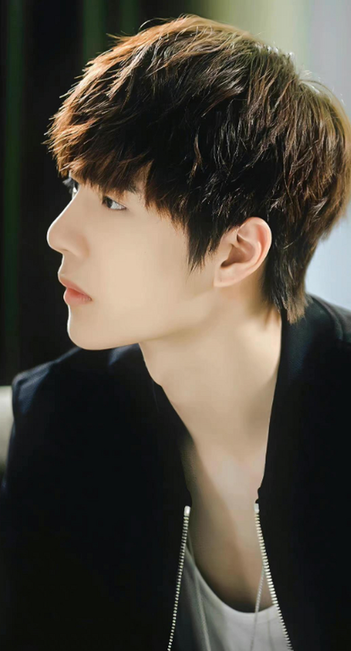 王一博无敌侧颜杀,这下颚线真的绝了.