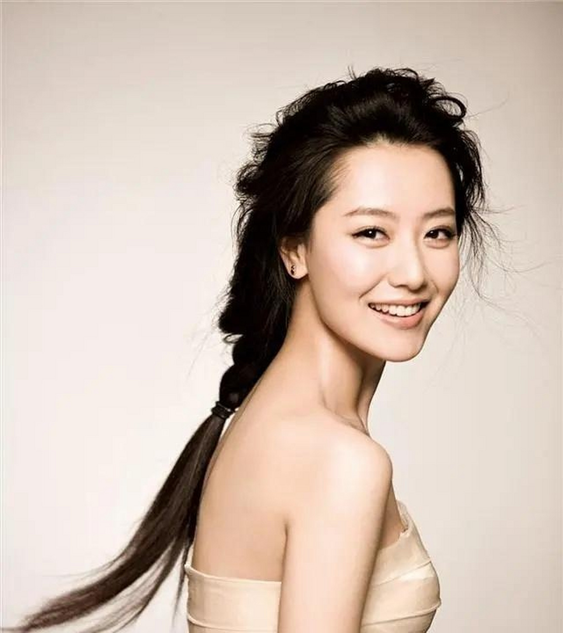 随后,有媒体爆料,剧版《雪中悍刀行》的主演或许由张若昀和白冰担任.