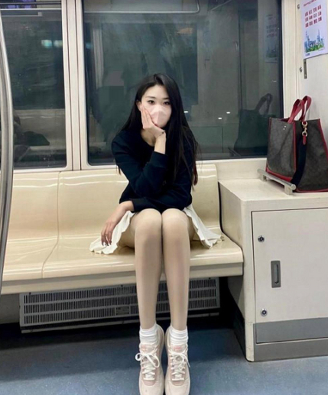 随拍,地铁里的百褶裙女孩