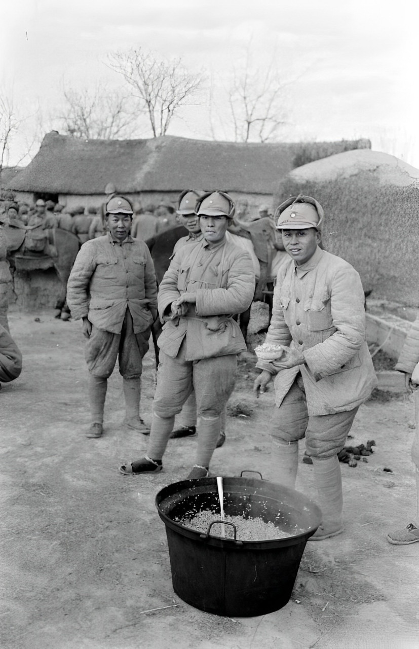 解放战争时期,士兵在国军的真实老照片,远非影视剧中皮鞋光鲜亮丽的形