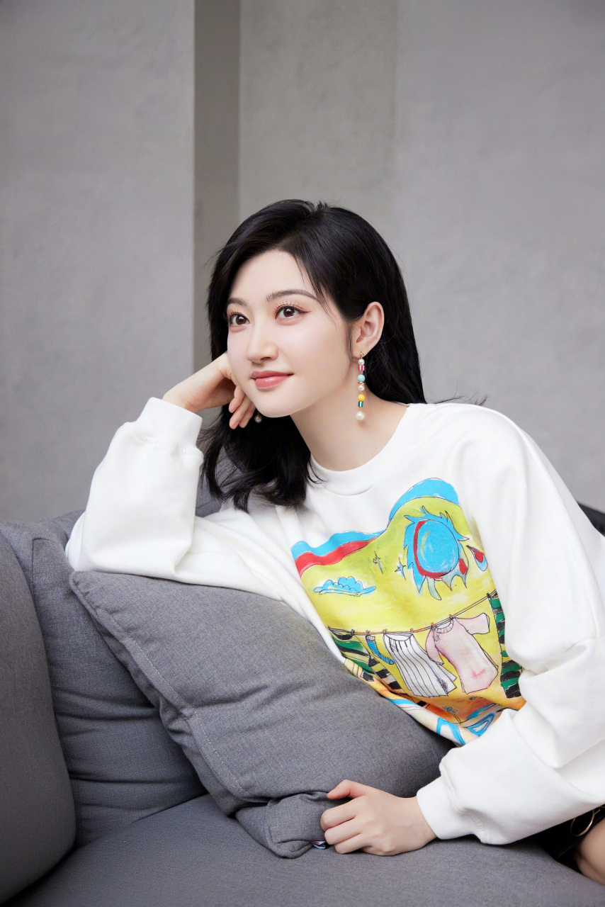 景甜白色卫衣与黑皮短裤的简约穿搭,凸显又白又细的大长腿,秒变少女!