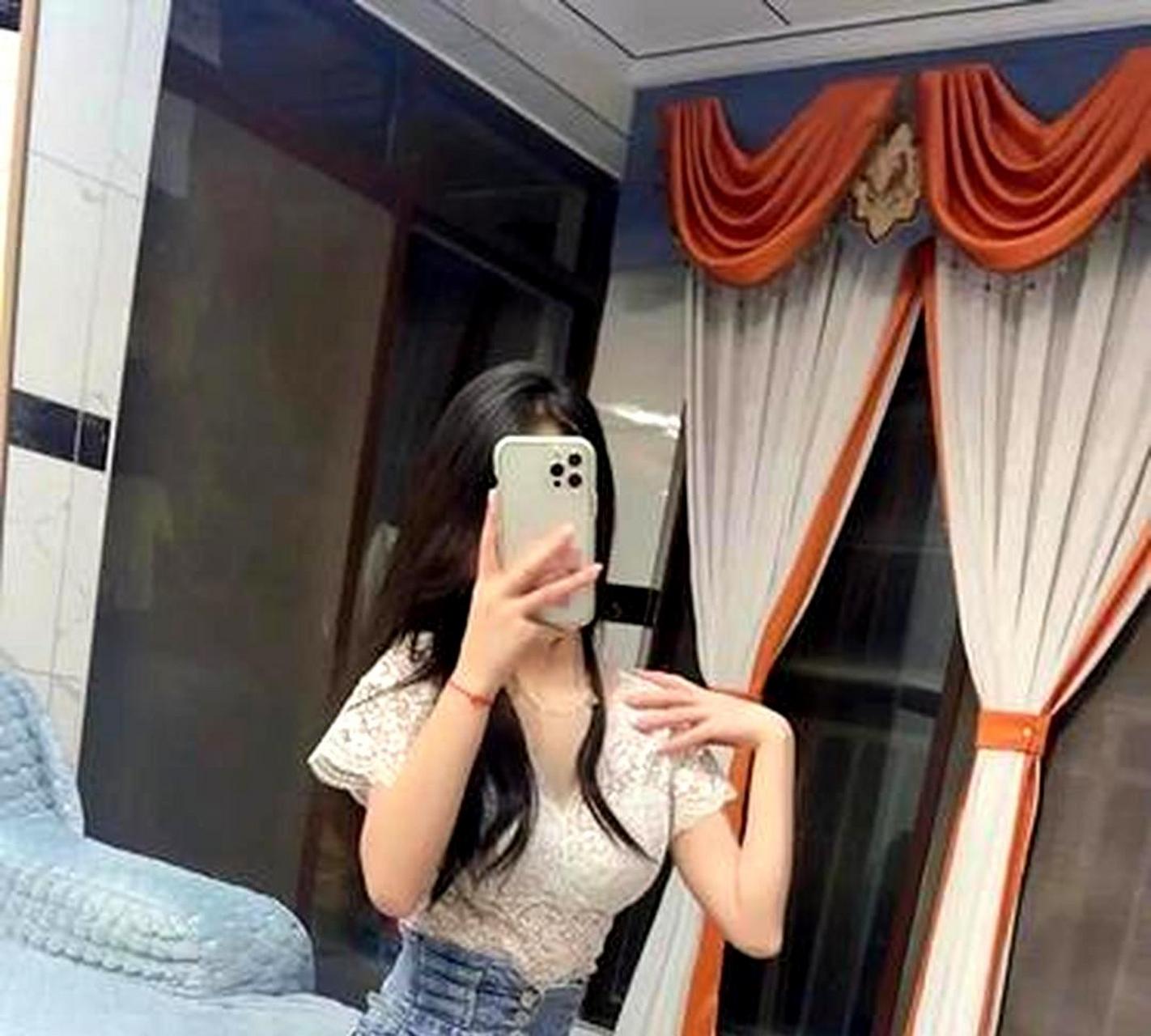 请帮我检查一下媳妇出差发来的自拍照是否有问题.