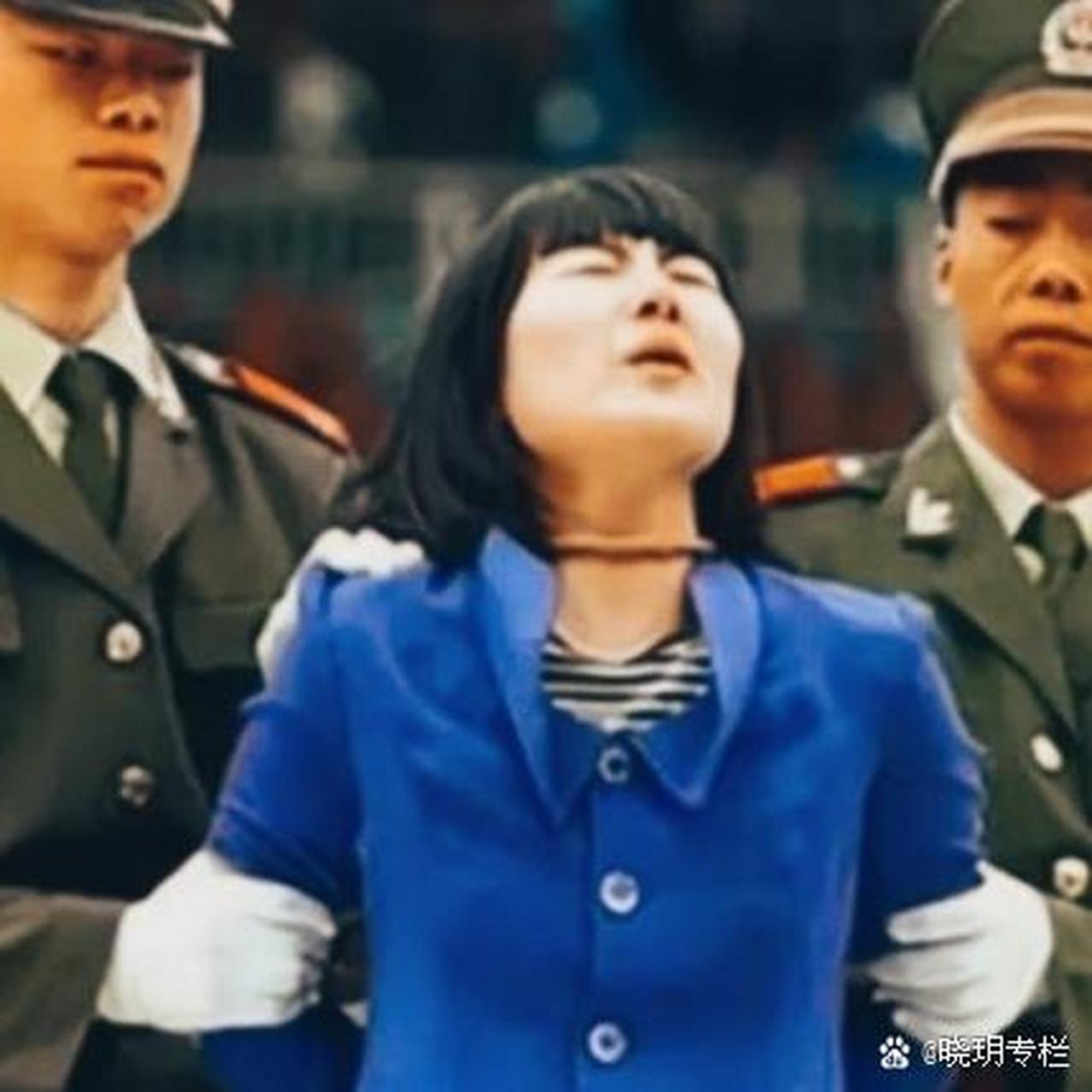 90年代,一个犯人即将被两名男警察押赴刑场,犯人满脸痛苦,她脖子上的