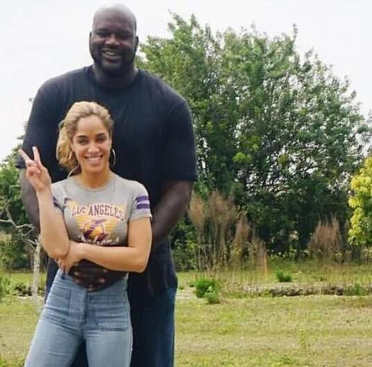 nba巨星奥尼尔和妻子的合照,形体差距非常明显,充斥着强烈的压迫感