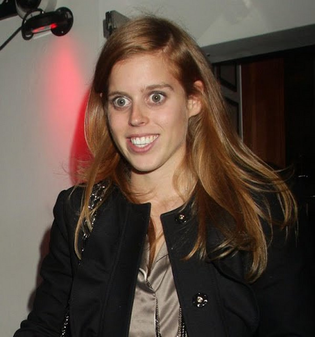 英国碧翠丝公主的眼睛大得吓人,她的眼睛有问题吗?