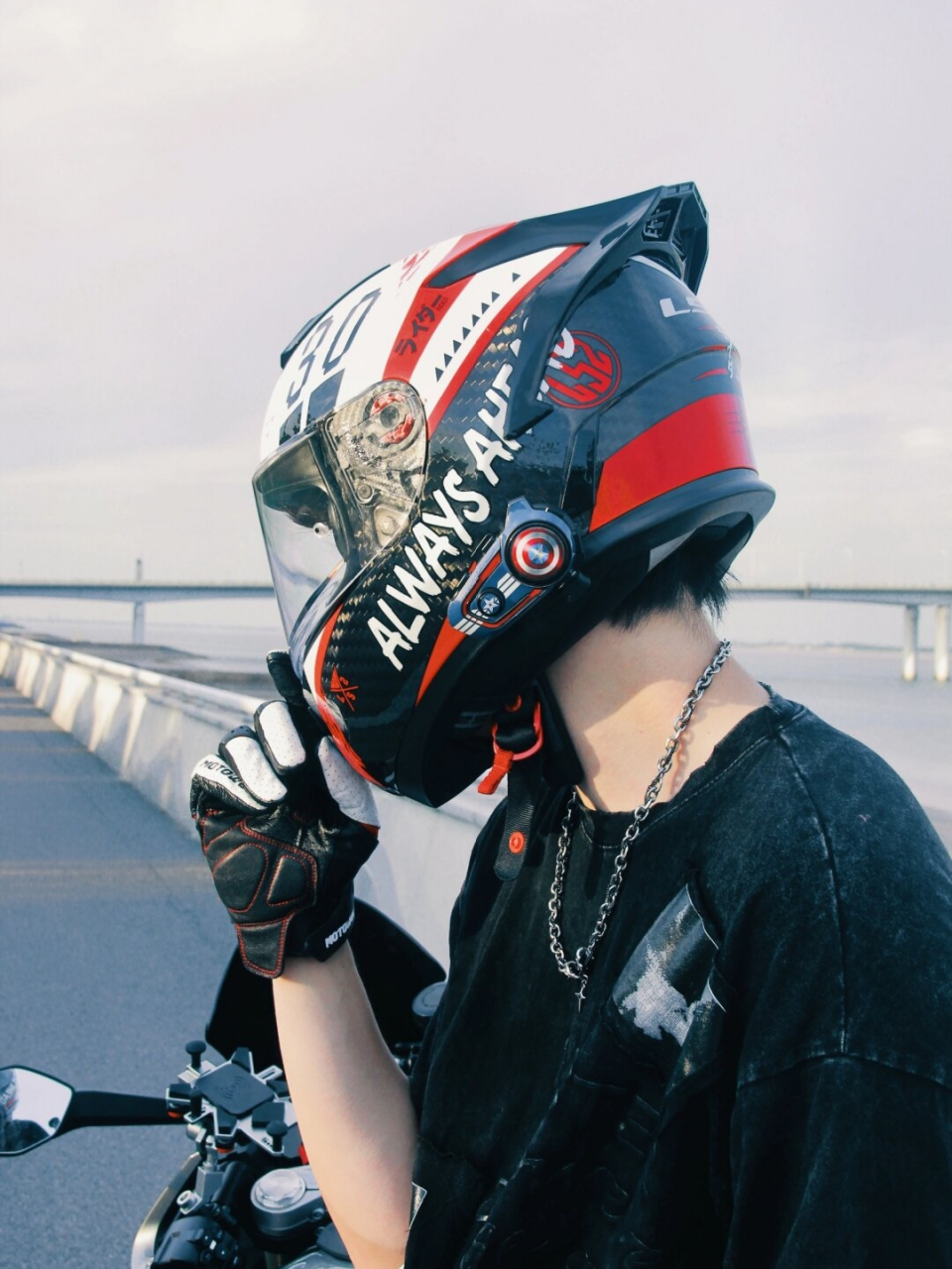 神秘的机车男孩:我的不期而遇  每个男孩都有一个机车梦,这次就让他