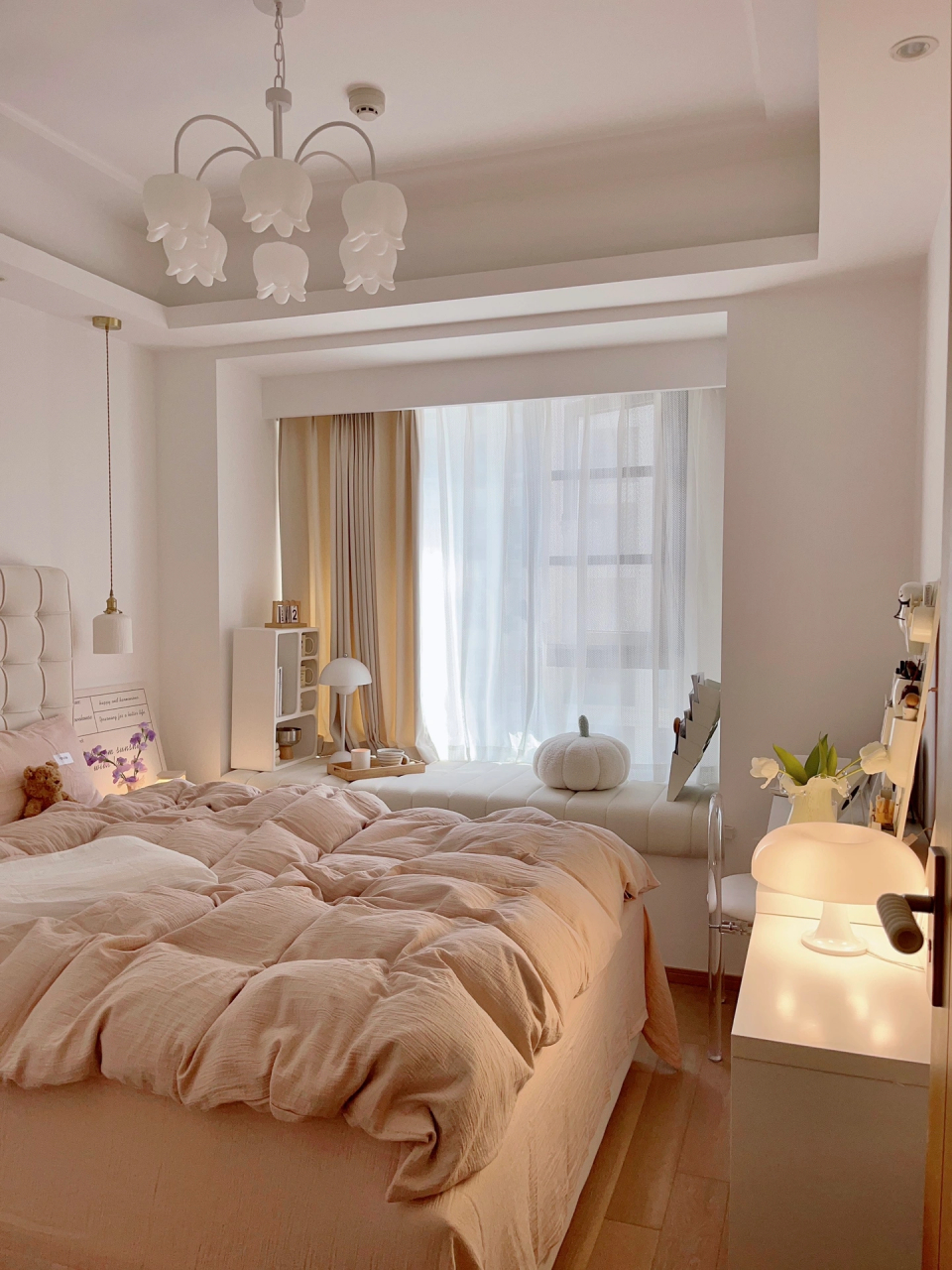 奶油风的10平米的主卧 白色系硬装搭配白铃兰造型的吊灯 十分温柔
