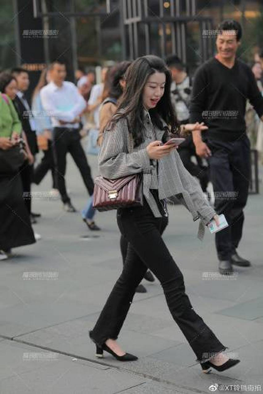 矮个子美女的穿搭,宽松上衣搭配修身裤,干练漂亮.#爱美的女生都好看