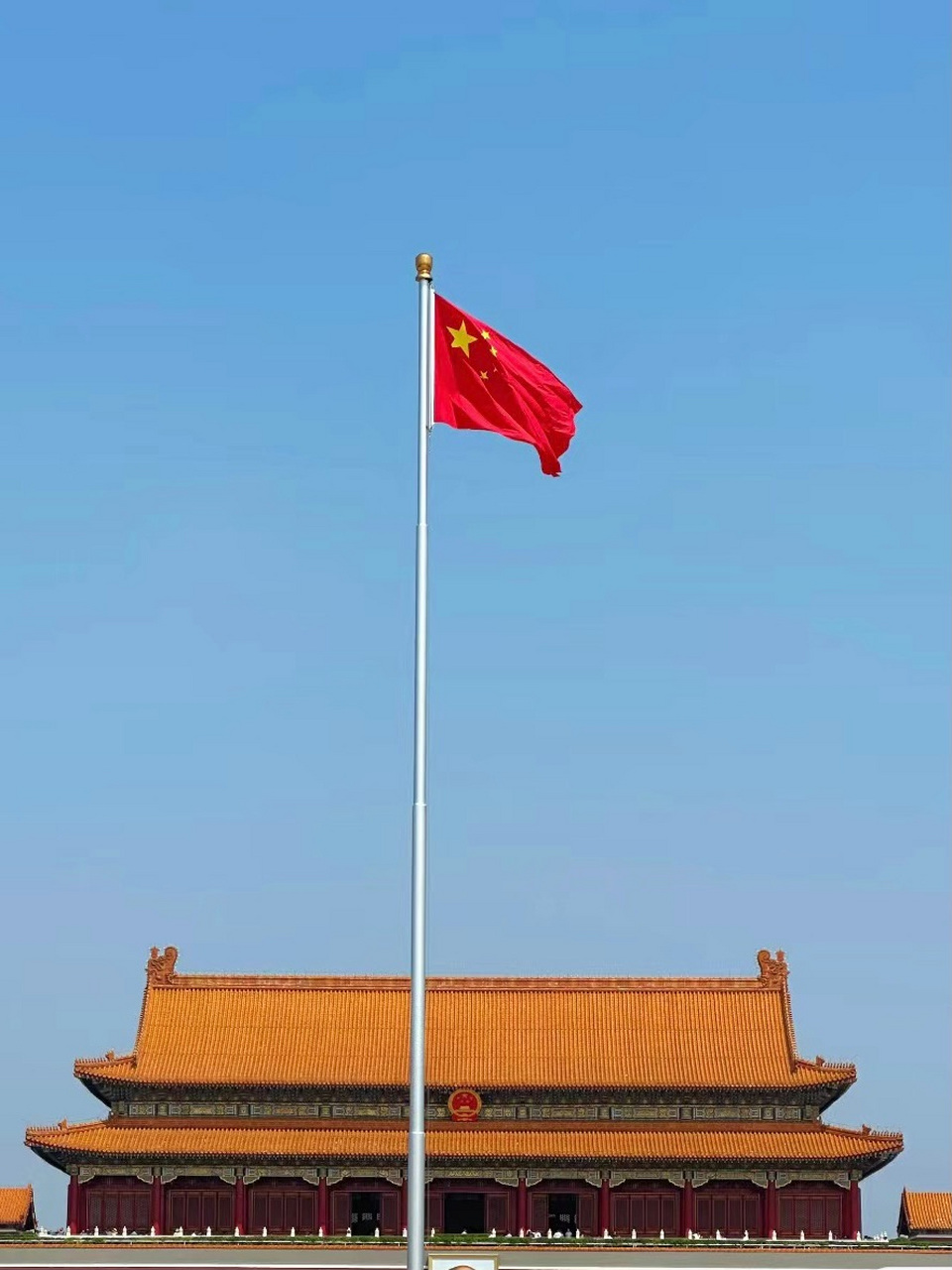 国旗与太阳一同升起!我爱你,中国!