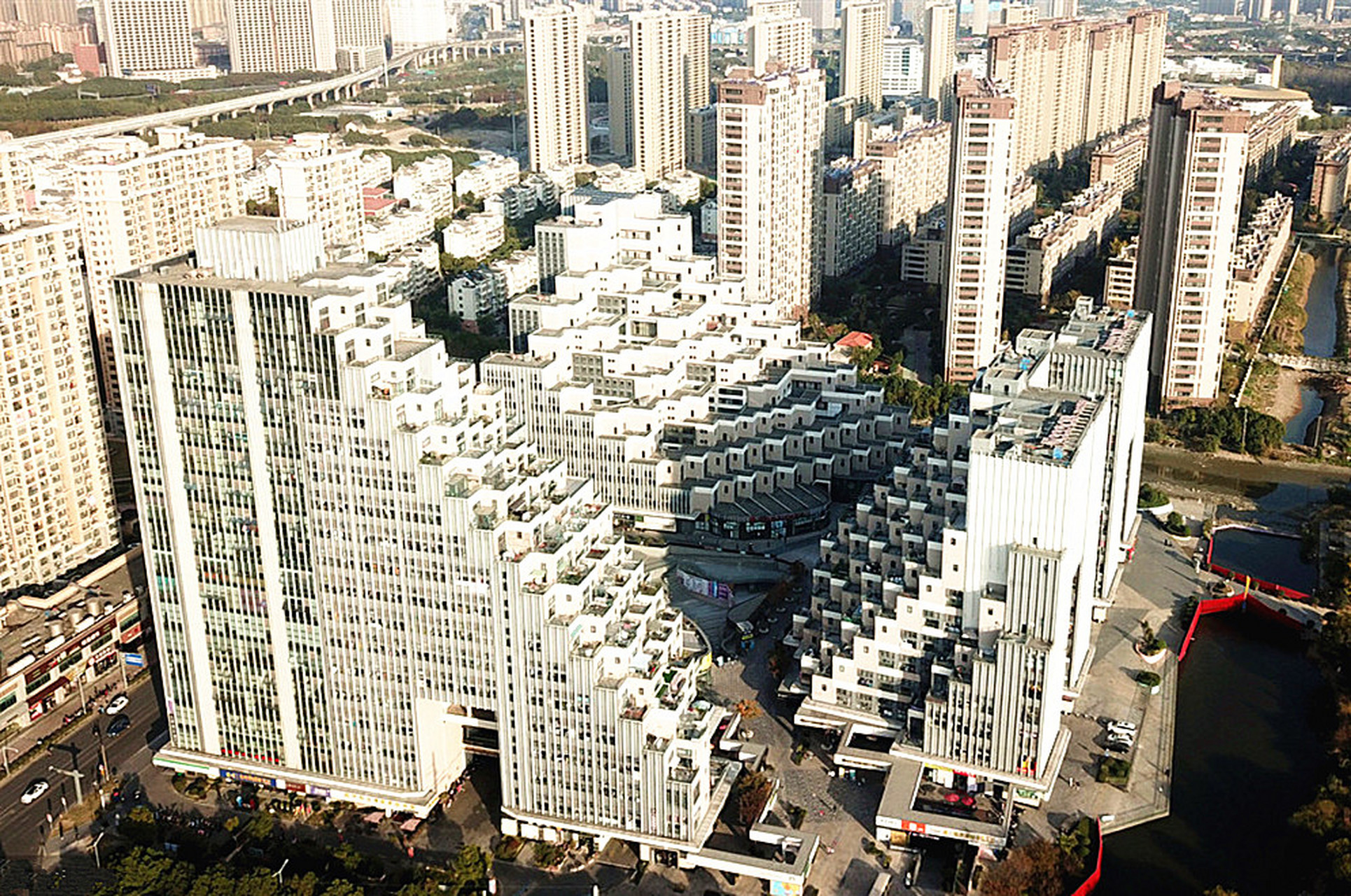 奇景每日分享:昆山游站未来城,位于江苏省苏州昆山市花桥镇,从高空中