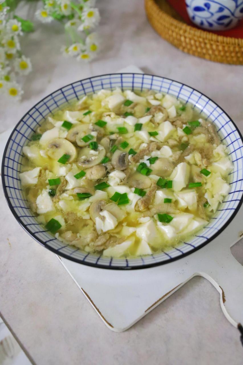 来一碗暖暖的的蘑菇肉丝豆腐汤,鲜美好喝,一碗下肚浑身都暖和了.