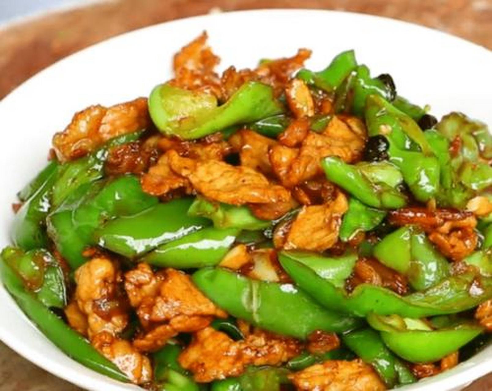 辣椒炒肉,这道菜就比较平常了,因为这道菜的卖相不是很好,但是却是