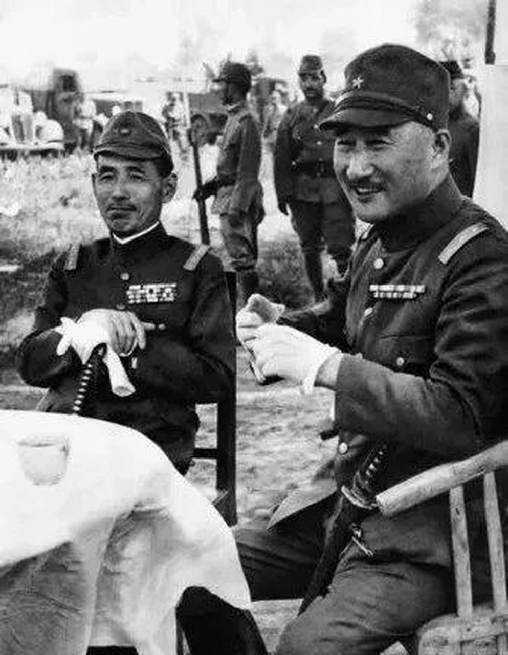 1938年5月25日,日军占领徐州后,华北方面军司令官寺内寿一大将(右)和