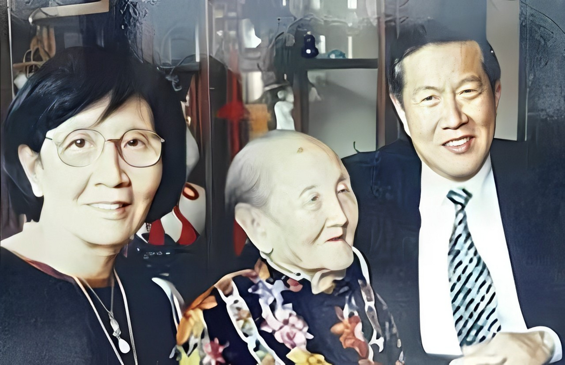 华人神探李昌钰很小的时候,父亲意外去世,独自一人的母亲·王淑贞,给