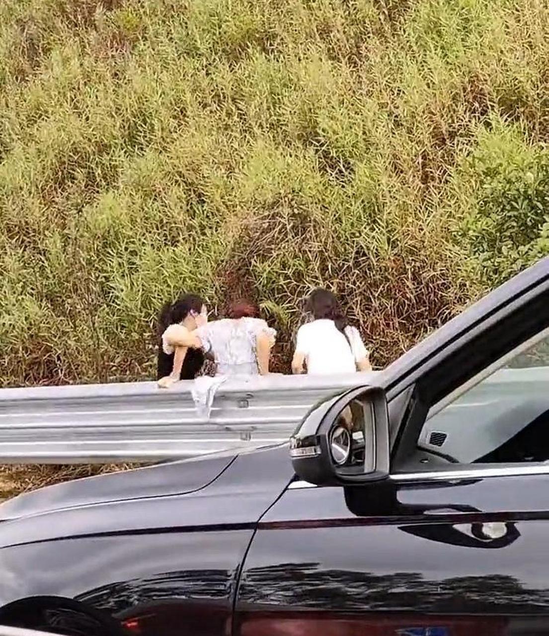 高速上堵一天了,这群女的这是要干啥去,我要不要跟着去看看,别出点