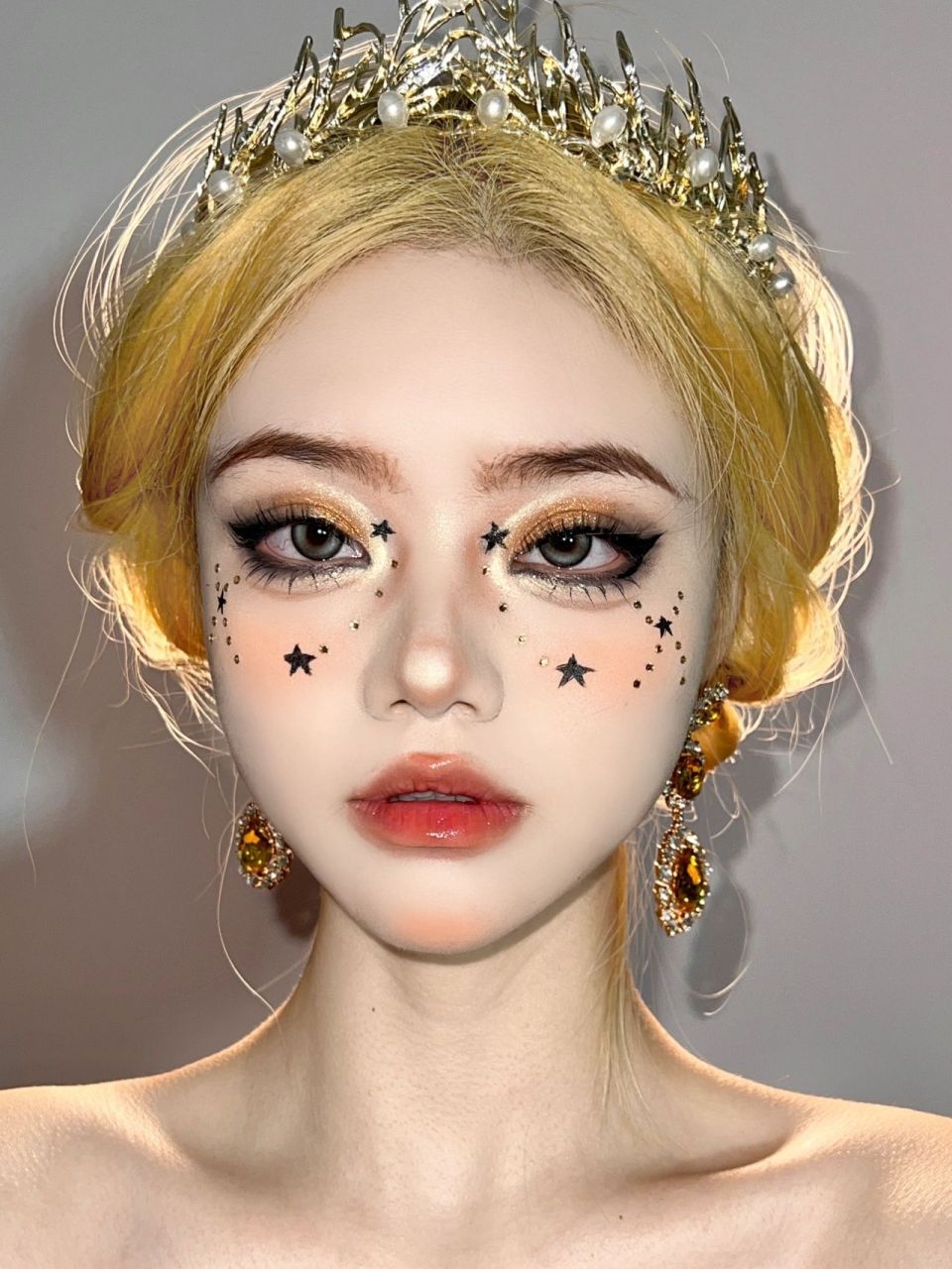 约瑟芬城堡在逃公主 这个妆容 有点儿像是傲立在雪天的黑天鹅 回归一