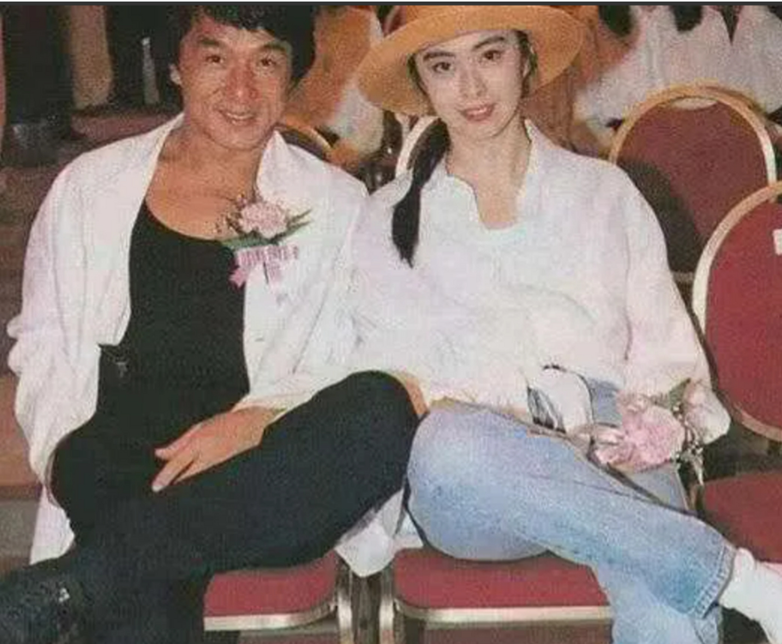 功夫巨星成龙与崩牙驹斗狠,赌王何鸿燊出面调解,传闻成龙在澳门逞演