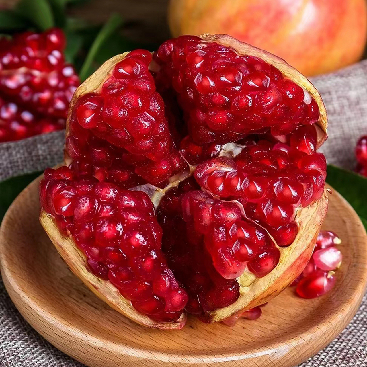 粒粒红宝石,闪耀着阳光的色彩,这就是突尼斯软籽石榴!